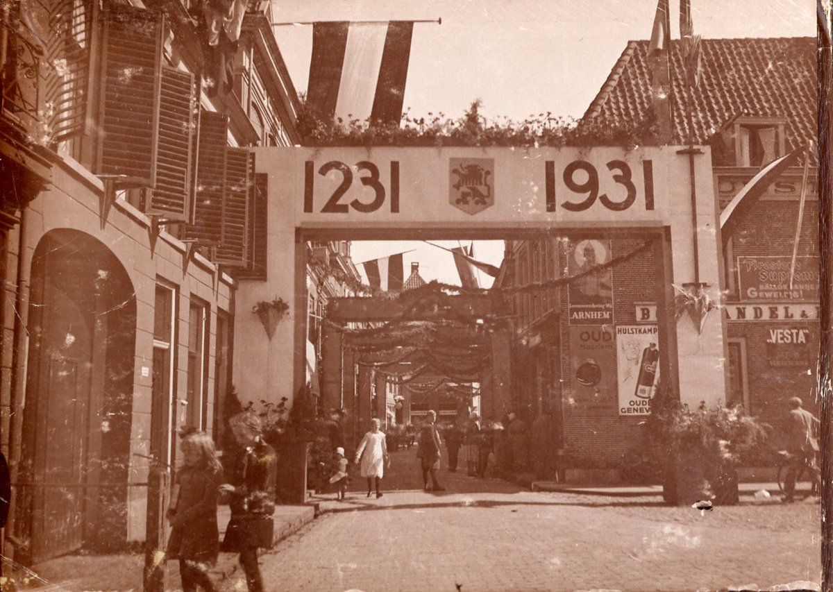 Alle Harderwijkers van harte gefeliciteerd! Op 11 juni 1231 kreeg Harderwijk van Graaf Otto van Gelre en Zutphen, Zutphensche rechten en vrijheden en daarnaast kreeg de stad ook het recht om een jaarmarkt en weekmarkten te houden. We mochten de stad ommuren en tol heffen.