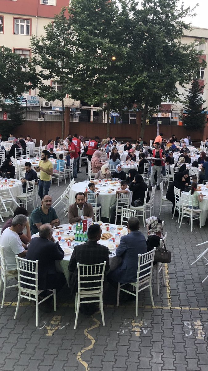 serkangur_mte's tweet photo. Sultanbeyli’de yaşayan yetim suriyeli öğrencilerimiz başta olmak üzere suriyeli öğrencilerimiz, öğretmenlerimiz ve velilerimizle birlikte Kızılay organizasyonu kapsamında düzenlenen “Bu Hilalin altında” ramazan buluşmaları,iftar programındayız. @farukyelkenci @pictesogretmen https://t.co/9DeOfoTUZg