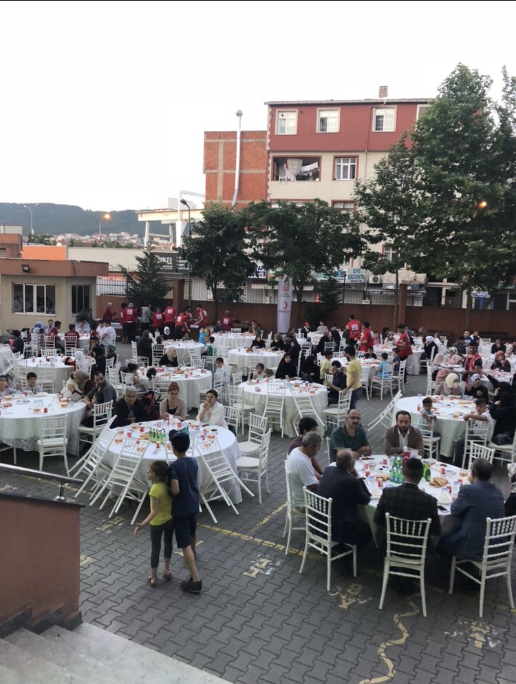 serkangur_mte's tweet photo. Sultanbeyli’de yaşayan yetim suriyeli öğrencilerimiz başta olmak üzere suriyeli öğrencilerimiz, öğretmenlerimiz ve velilerimizle birlikte Kızılay organizasyonu kapsamında düzenlenen “Bu Hilalin altında” ramazan buluşmaları,iftar programındayız. @farukyelkenci @pictesogretmen https://t.co/9DeOfoTUZg