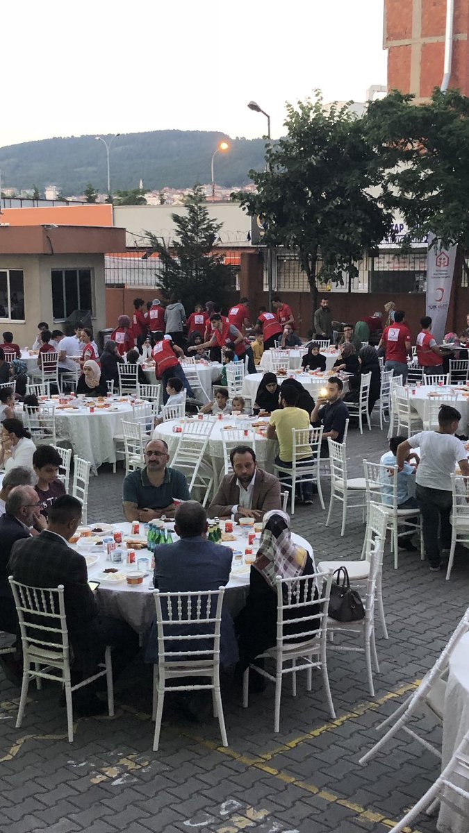 serkangur_mte's tweet photo. Sultanbeyli’de yaşayan yetim suriyeli öğrencilerimiz başta olmak üzere suriyeli öğrencilerimiz, öğretmenlerimiz ve velilerimizle birlikte Kızılay organizasyonu kapsamında düzenlenen “Bu Hilalin altında” ramazan buluşmaları,iftar programındayız. @farukyelkenci @pictesogretmen https://t.co/9DeOfoTUZg