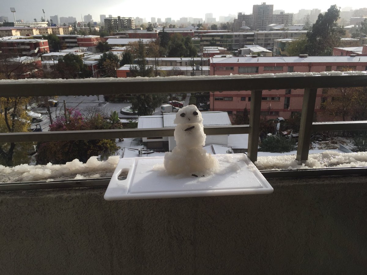 rerb06's tweet image. Despues de los granizos en ñuñoa.... finalmente si llego la nieve ....😁😁😁