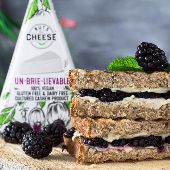 nutsforcheese's tweet photo. Thinking about morphing your Meatless Monday routine into a Meatless Everyday lifestyle? 💭🌱 Reduce your carbon footprint, incorporate more fermented foods into you diet, and sacrifice nothing by indulging in our delicious, organic, cashew based chees… https://t.co/U8qqJ8jWRp https://t.co/8GbIPEP7u2
