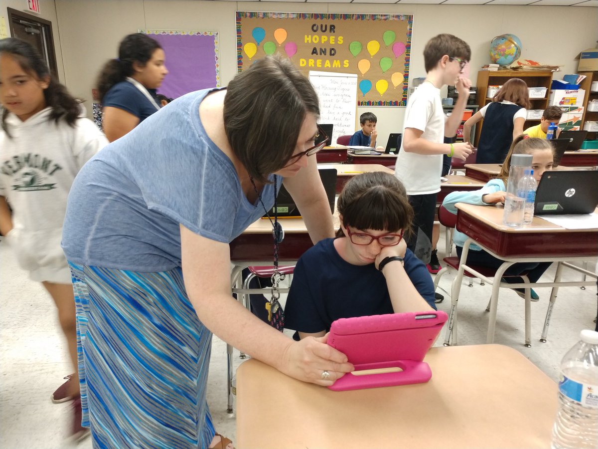 AngelaStankiew1's tweet photo. 5 Blue views American Revolution projects during a gallery walk. @Frps_Tansey @frpsinfo @BrendaBoudrea76 #tanseytigers #tanseycares #techintegration https://t.co/Xr4STHzt9f