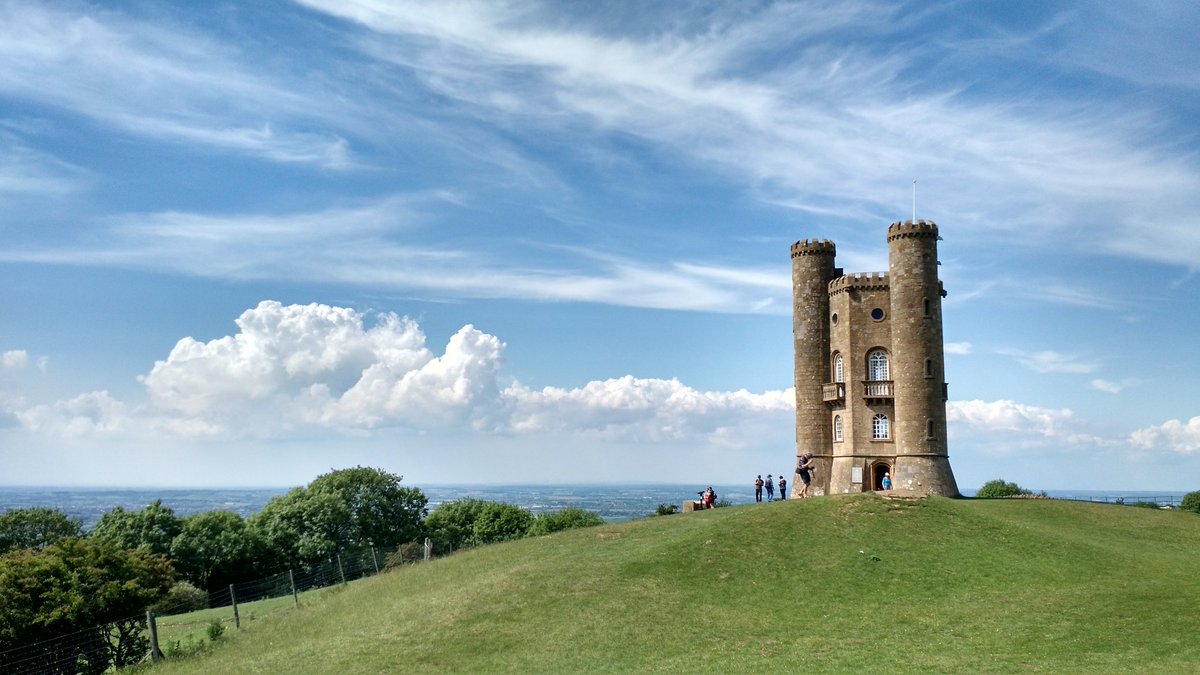 TTremblingEarth's tweet photo. Towers of convection rising behind towers of bizarre 18th century fancy
#Cotswolds #Worcestershire #PetProject #Folly #FakeCastle #BroadwayTower @UKWeatherLive #ukwx https://t.co/MqxFrzYz4Z