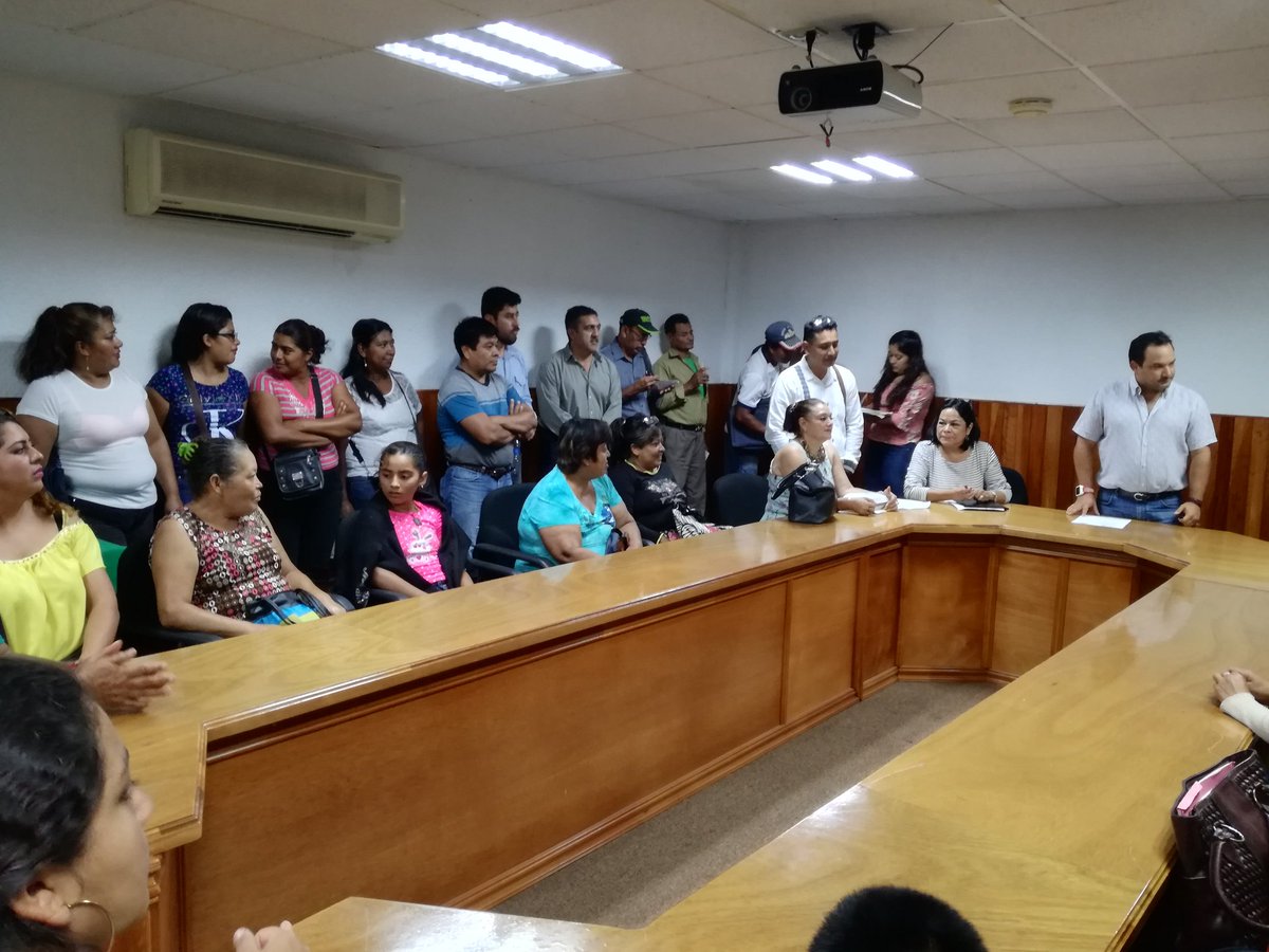 Marcelachiapas's tweet photo. #ChiapasSagarpa #ElCampoEnNuestrasManos  El Lic. Pedro Reynol Ozuna Fernandez, Delegado de la Sagarpa, recibe de manera personal la visita de organizaciones; porque la mejor manera de trabajar es haciendo equipo con los que producen en el campo. https://t.co/HPcl1A9yB4