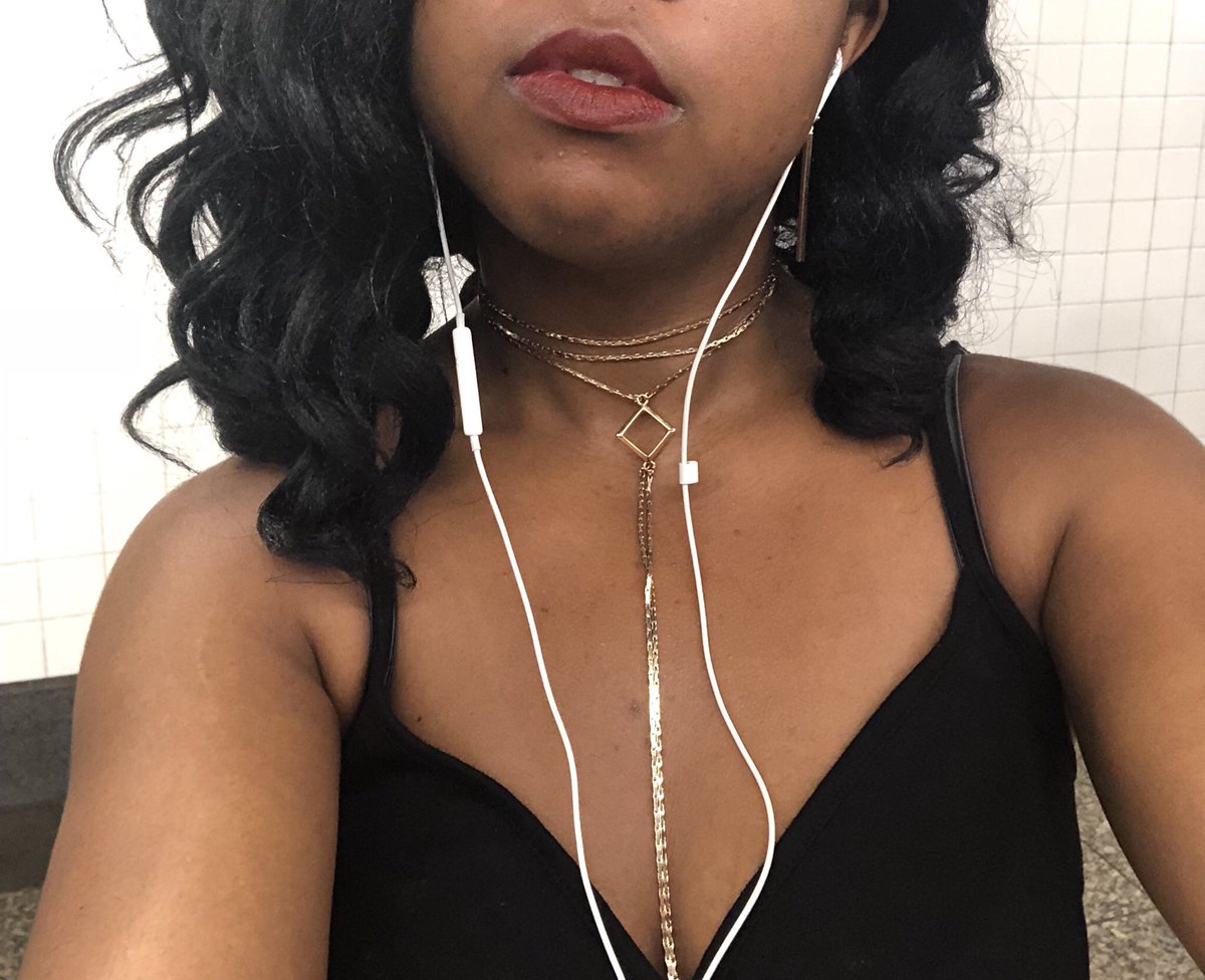 domina_sakhmet's tweet photo. Headphones to ignore you while you send me money for the pleasure of even hearing me breath.

#findom #ignorefetish https://t.co/ndU3Oimhlp