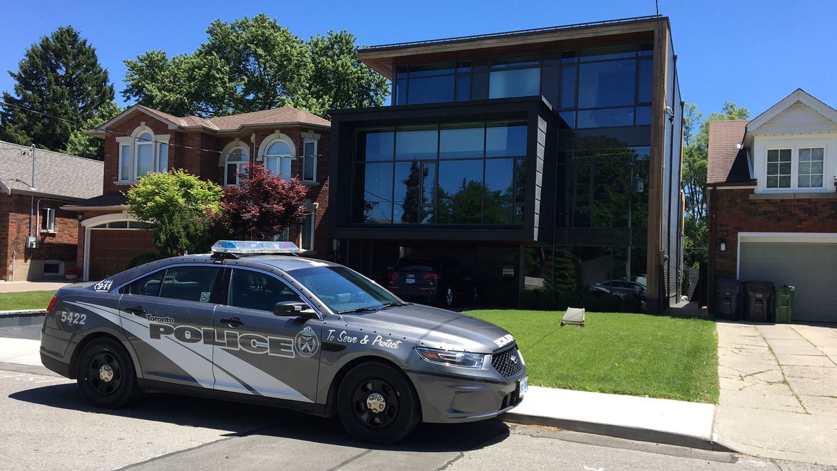 Man seriously injured after falling off ladder while working on roof of East York home ow.ly/iYAC30krM9Y https://t.co/az1bJPC04h