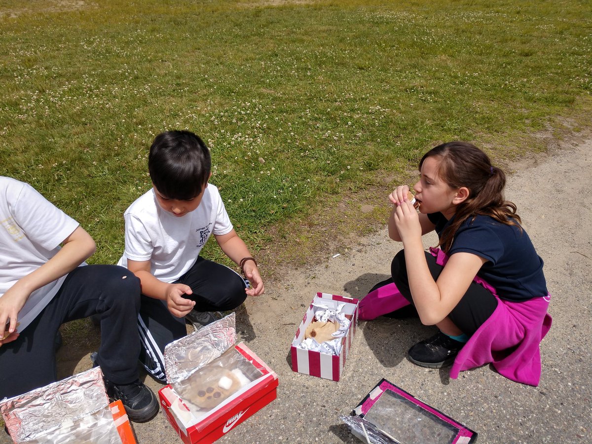AngelaStankiew1's tweet photo. Cooking up s'mores in our solar ovens in 4 Blue; so sad you missed the treat Miss Minahan! @Frps_Tansey @frpsinfo @msminahan112 #tanseytigers #tanseycares #eie https://t.co/lcYwgJVBTY