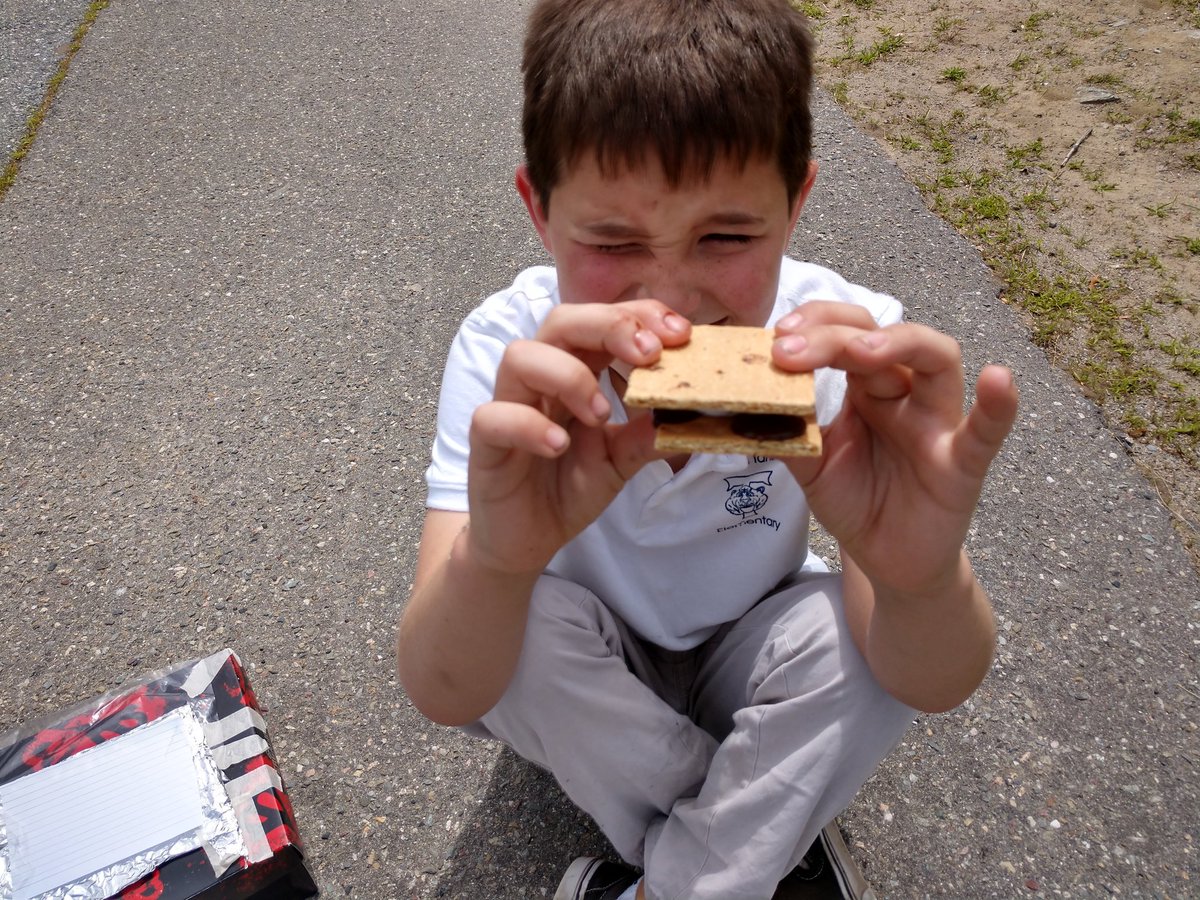 AngelaStankiew1's tweet photo. Cooking up s'mores in our solar ovens in 4 Blue; so sad you missed the treat Miss Minahan! @Frps_Tansey @frpsinfo @msminahan112 #tanseytigers #tanseycares #eie https://t.co/lcYwgJVBTY