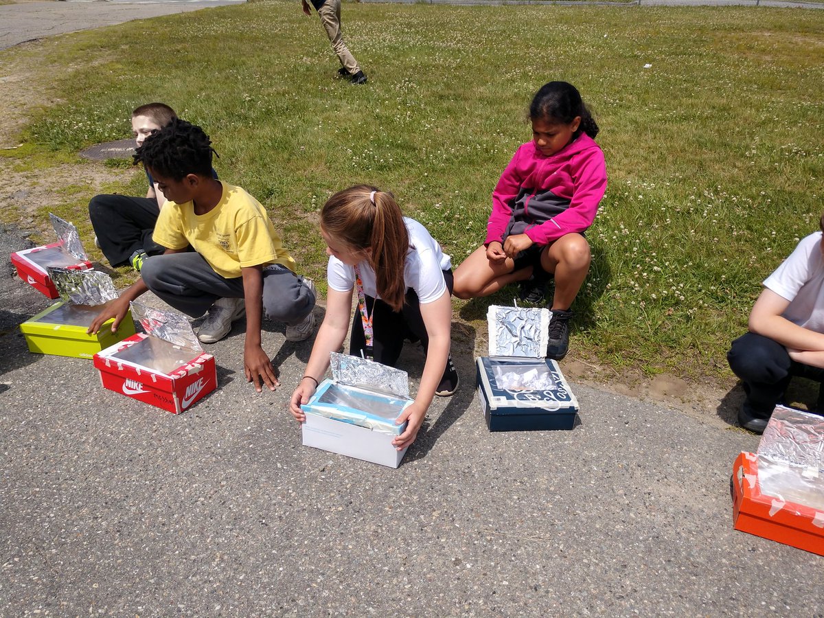 AngelaStankiew1's tweet photo. Cooking up s'mores in our solar ovens in 4 Blue; so sad you missed the treat Miss Minahan! @Frps_Tansey @frpsinfo @msminahan112 #tanseytigers #tanseycares #eie https://t.co/lcYwgJVBTY