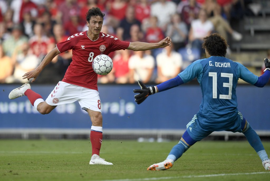 buzz09app's tweet photo. Thomas #Delaney hatte beim Freundschaftsspiel #DENMEX Probleme, Mitspieler von Gegenspielern zu unterscheiden. Warum? Das erfahrt ihr bei https://t.co/jVVZqc7gs1 📷: dpa https://t.co/3zgiRDkxKc