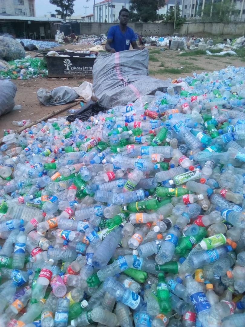 DevTrainNg's tweet photo. The request was simple
Our #EnvironmentAmbassadors understood it &amp; with excited picked these number of plastics
#BeatPlasticsPollution
@FMEnvng @UNEnvironment @ChanjaDattiLtd @dppui2017 @WED2018India @Climate_Aid @ClimateWed @SustyVibes @WHO @environewsng @UNFCCC @beautifulbenue https://t.co/VRs2LPZxg5