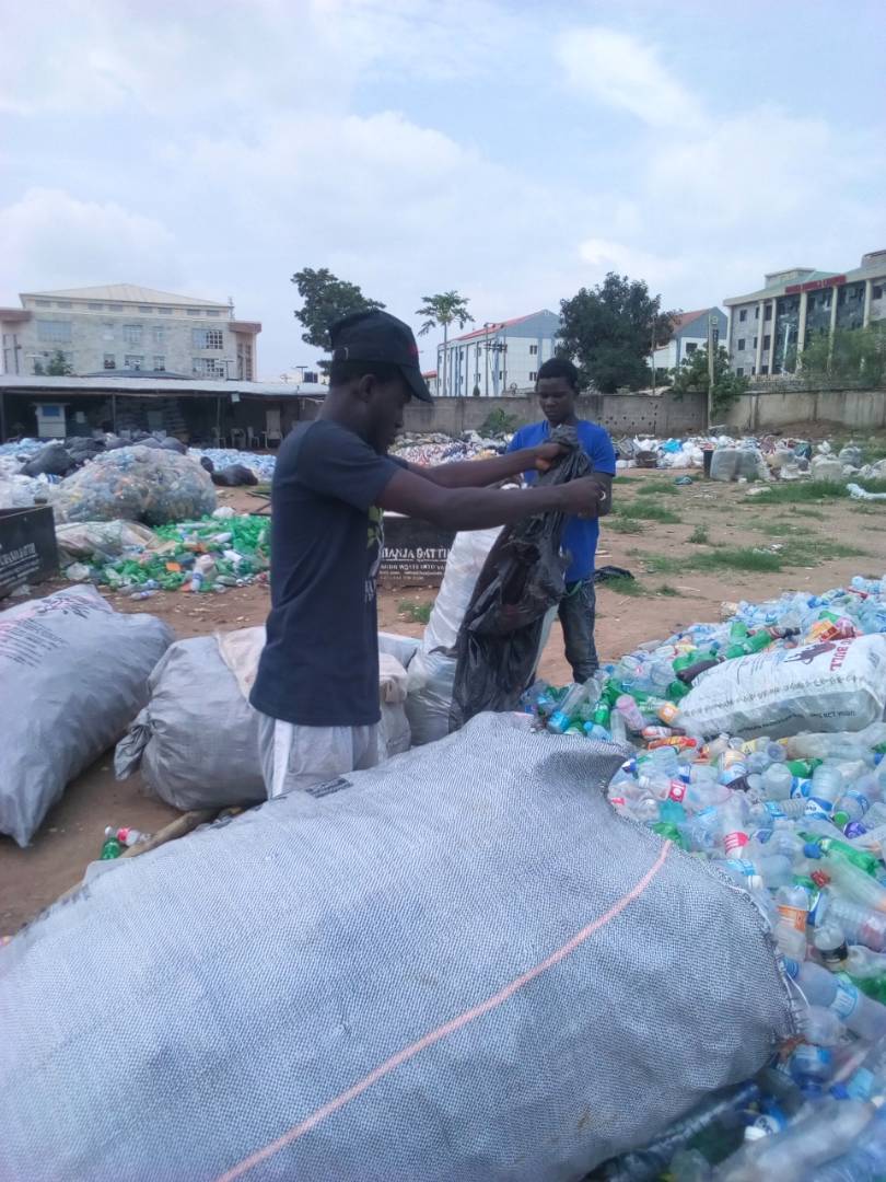 DevTrainNg's tweet photo. The request was simple
Our #EnvironmentAmbassadors understood it &amp; with excited picked these number of plastics
#BeatPlasticsPollution
@FMEnvng @UNEnvironment @ChanjaDattiLtd @dppui2017 @WED2018India @Climate_Aid @ClimateWed @SustyVibes @WHO @environewsng @UNFCCC @beautifulbenue https://t.co/VRs2LPZxg5