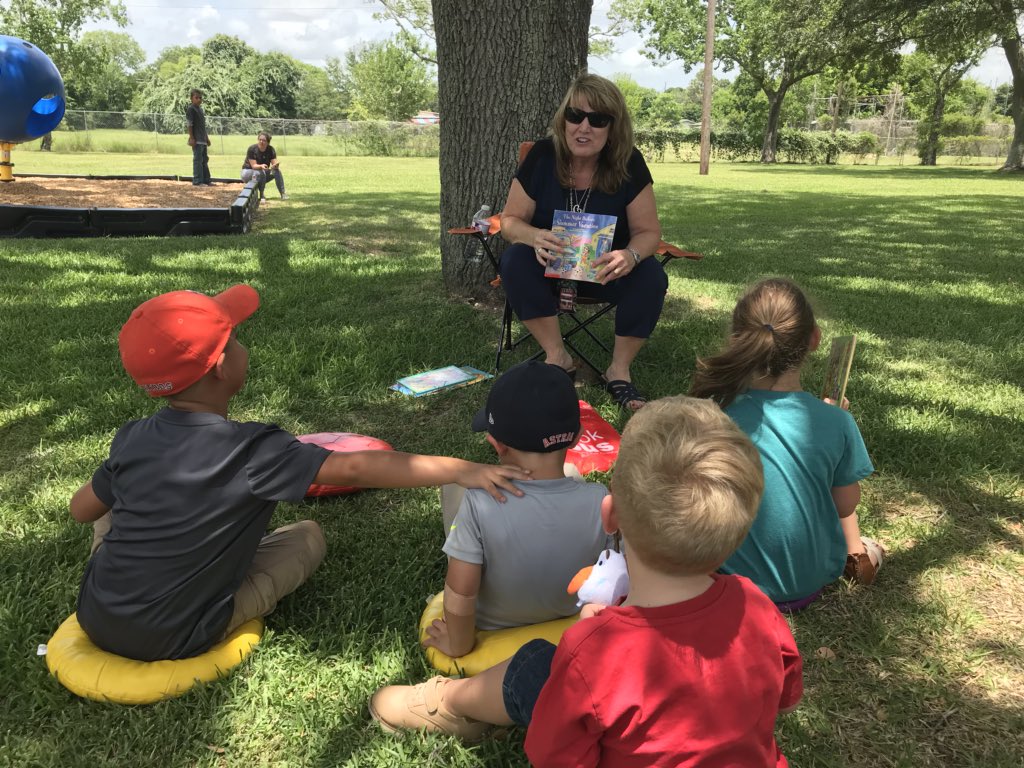 AlvinISD's tweet photo. Thank you @PassmoreElem administrators for coming today to the @AISDBookBus to read to our children! #AlvinISDReads https://t.co/w8Oa0Fh81M