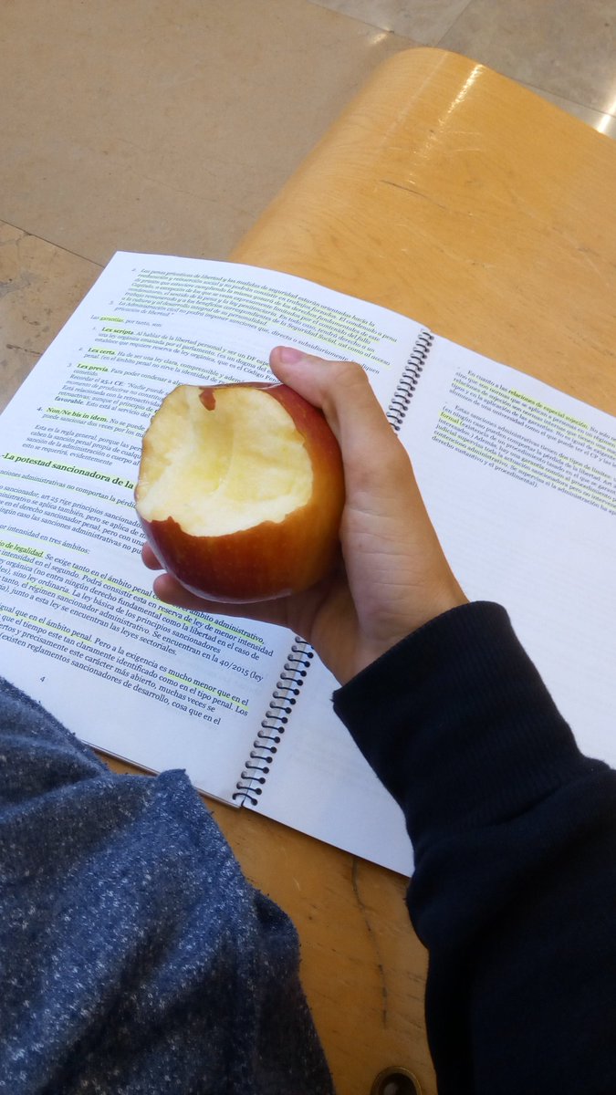 Skennnnn's tweet photo. comiéndome una manzana pa olvidarme de sus peras https://t.co/6xOAcb6p2k