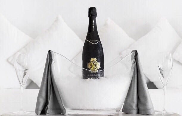 iamTreasureGold's tweet photo. BLACK LABEL 🍾 TREASURE GOLD now available to buy in our online shop at https://t.co/XWn7d0Gl0C 
——————————————————
Desde hoy disponible en nuestra web: TREASURE GOLD - BLACK LABEL 🍾https://t.co/XWn7d0Gl0C 

#treasuregoldmoments #treasuretheblacklabel https://t.co/CRAkkJziNF