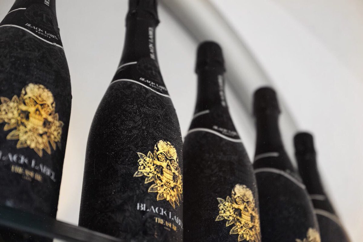 iamTreasureGold's tweet photo. BLACK LABEL 🍾 TREASURE GOLD now available to buy in our online shop at https://t.co/XWn7d0Gl0C 
——————————————————
Desde hoy disponible en nuestra web: TREASURE GOLD - BLACK LABEL 🍾https://t.co/XWn7d0Gl0C 

#treasuregoldmoments #treasuretheblacklabel https://t.co/CRAkkJziNF