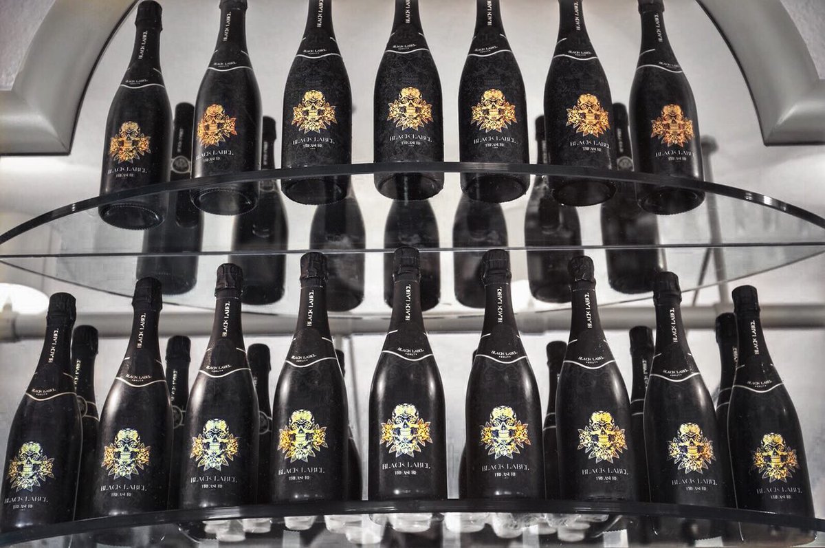 iamTreasureGold's tweet photo. BLACK LABEL 🍾 TREASURE GOLD now available to buy in our online shop at https://t.co/XWn7d0Gl0C 
——————————————————
Desde hoy disponible en nuestra web: TREASURE GOLD - BLACK LABEL 🍾https://t.co/XWn7d0Gl0C 

#treasuregoldmoments #treasuretheblacklabel https://t.co/CRAkkJziNF