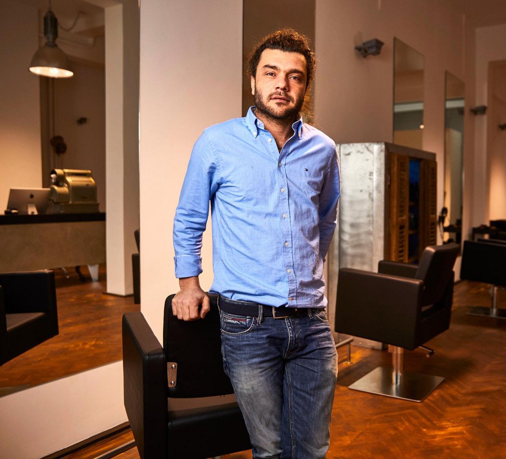 In nood leer je je vrienden kennen. Vijf jaar gelden was Maher Mansour nog een kapper in Syrië, nu is hij eigenaar van drie kapperszaken in Nederland. Fatima El Kaddouri stond garant voor hem en hielp hem bij het opzetten van zijn onderneming. #Socialetop