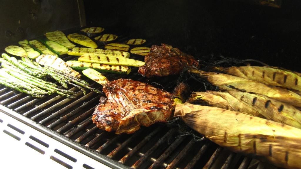 WeberGrills's tweet photo. Happy National #cornoncob Day! 🌽 Not only do we have 1 or 2 but we have 3 different ways you can grill corn on the cob for National #cornoncob Day! Check it out: https://t.co/h2QSd00z8w https://t.co/YWO3sbrdet