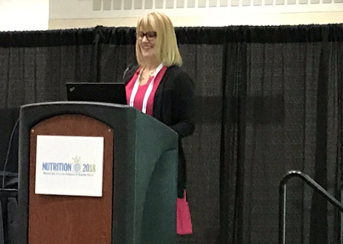 TheJackGraham's tweet photo. @SharonPalmerRD sharing plant based messaging at #nutrition2018 https://t.co/5kIkSd3x9m