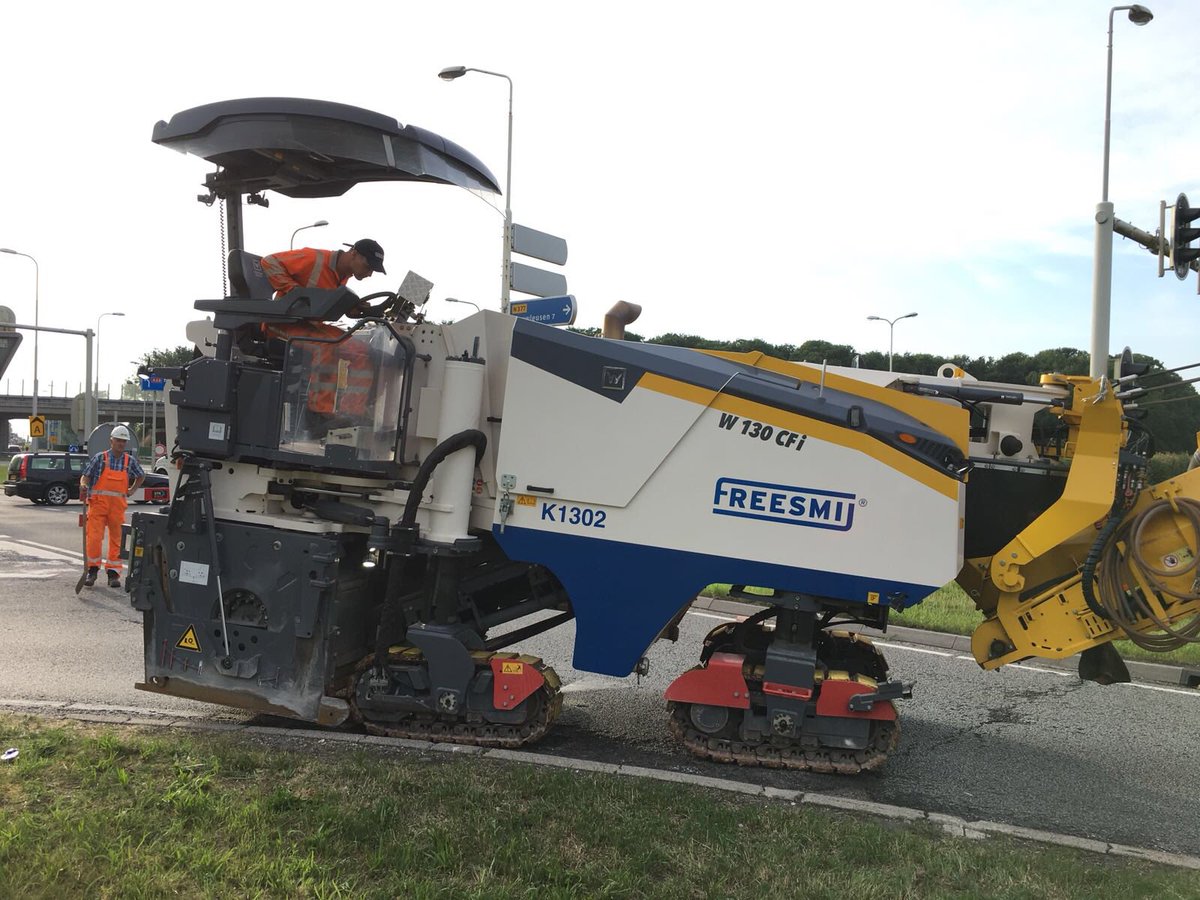 FredMoll1's tweet photo. De mannen van @BAMInfra_nl en @Freesmij hebben vanavond een klus rondom de thuisbasis in Nieuwleusen @ProvOverijssel #trotsopBAM https://t.co/HScmn4h7vc