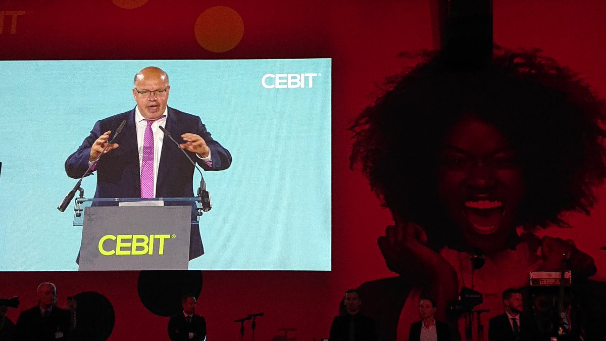 ThBendig's tweet photo. Für @PeterAltmaier ist die @CEBIT ein Geschenk. #CEBIT18
Er zählt die großen Herausforderungen unserer Gesellschaft auf, die sich durch #Digitalisierung lösen lassen und möchte junge Menschen motivieren #StartUps zu gründen. https://t.co/HHM6q3FRfG