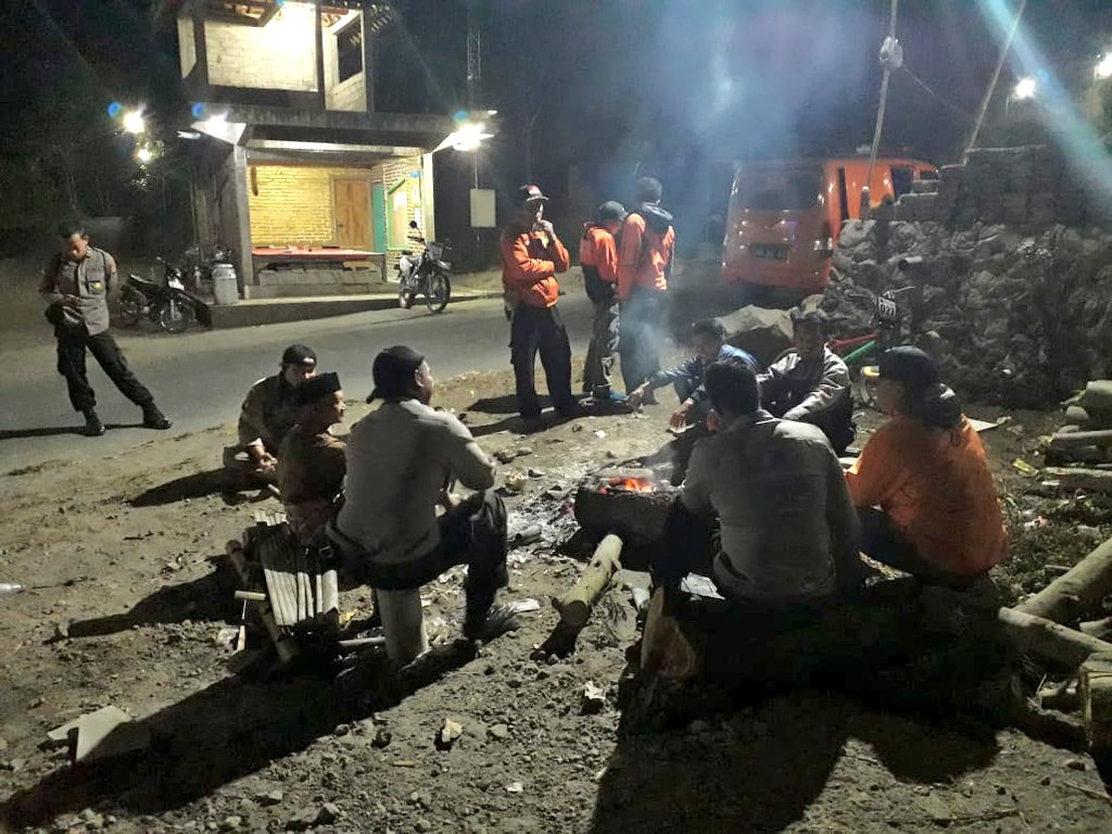 01.08 masih #RondaMerapi Sektor Timur di Dsn. Kalitengah Lor- Kalitengah Kidul- Srunen : cuaca cerah, #merapi tidak tampak, suhu 22°C, angin pelan mengarah ketimur.

Patroli 3 armada R4 : Pammat <a href="/PoldaJogja/">Polda D.I. Yogyakarta</a> <a href="/JogjaPoliceResc/">Pammat_DitSamapta_PoldaDIY</a> 4 org, <a href="/SAR_DIY/">SAR DIY</a> Unit Wukirsari 4 org, <a href="/TRCBPBDDIY/">TRC BPBD DIY</a> 6 org