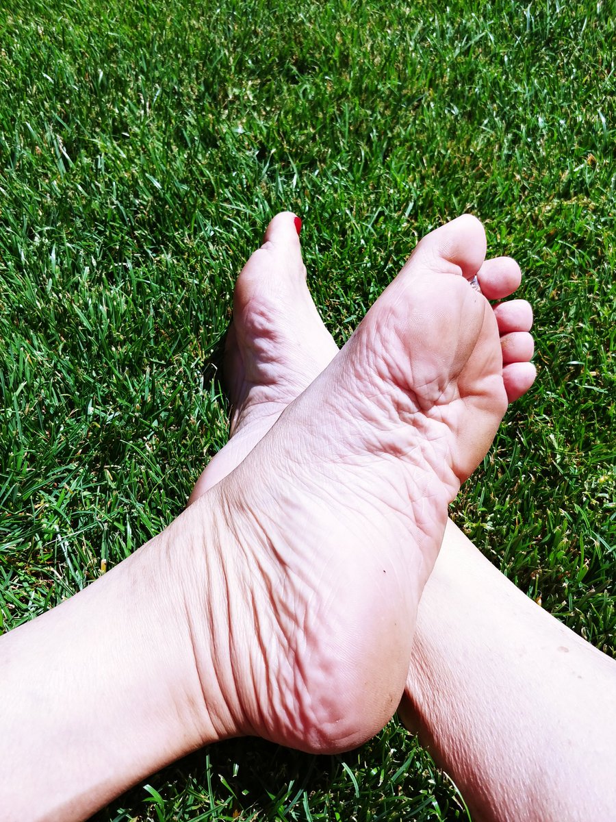 QueenSchizo's tweet photo. Mmm the feeling of cool grass on my hot sweaty feet. #femdom #findom #footworship https://t.co/MhoRZpIwuT