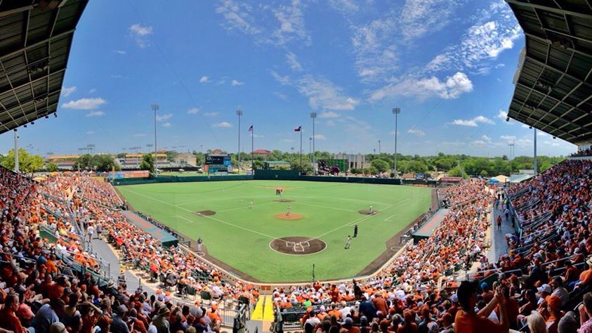 FieldTurf's tweet image. With the series tied 1-1, @TexasBaseball is hosting the final game of the super regionals and looking for a big win to book their trip to Omaha for the College World Series ⚾️
#TeamFieldTurf #HookEm 🤘