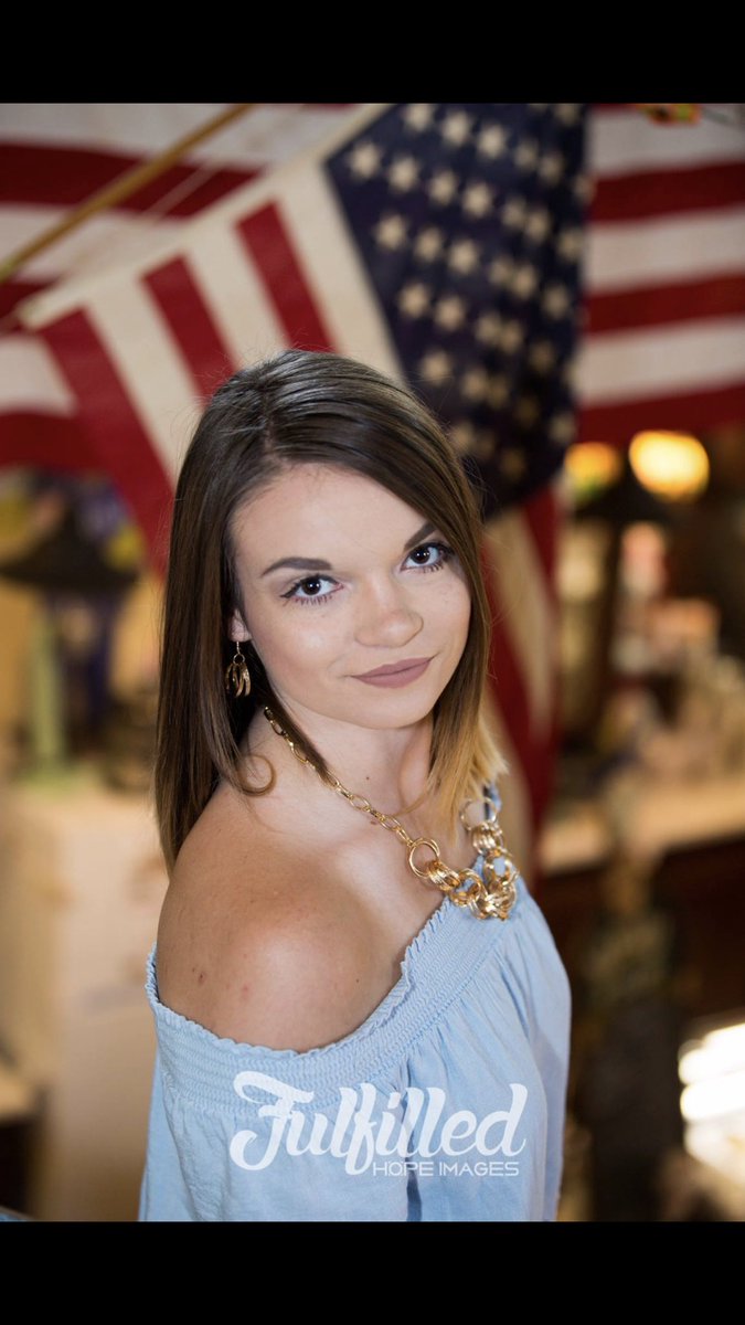 Fulfilled_Hope's tweet photo. Meet Annabelle. She is our new Senior Ambassador from North County High School. We are looking forward to a great year shooting with her! #fulfilledhopeseniors #seniorambassador #senior2019 #missouriseniors #missouriphotographer https://t.co/wYAIeKvo8x