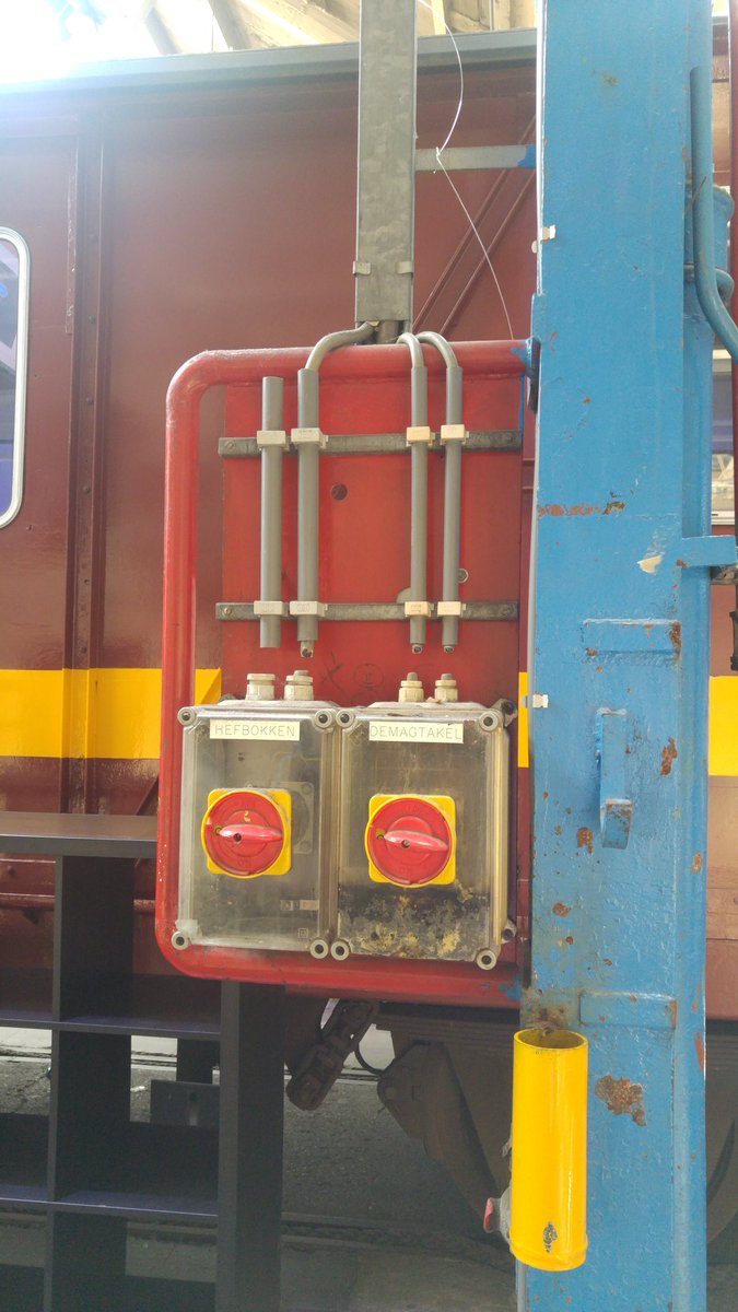 oraesque's tweet image. Impressions of a great location
⭐⭐🚂⭐⭐
#rijtuigenloods #tech18 #nloug_tech18 #techexperience