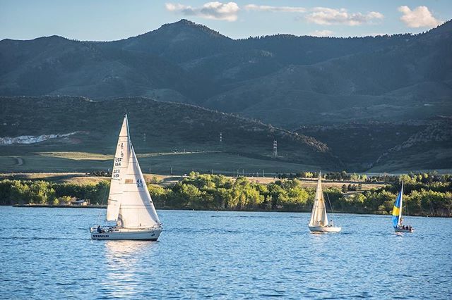 Sailing into the week at #ChatfieldStatePark.
•
📷: <a href="/doskophoto/">Doskophoto</a> #ColoradoStateParks #ColoradoOutdoors ift.tt/2sRdDqs