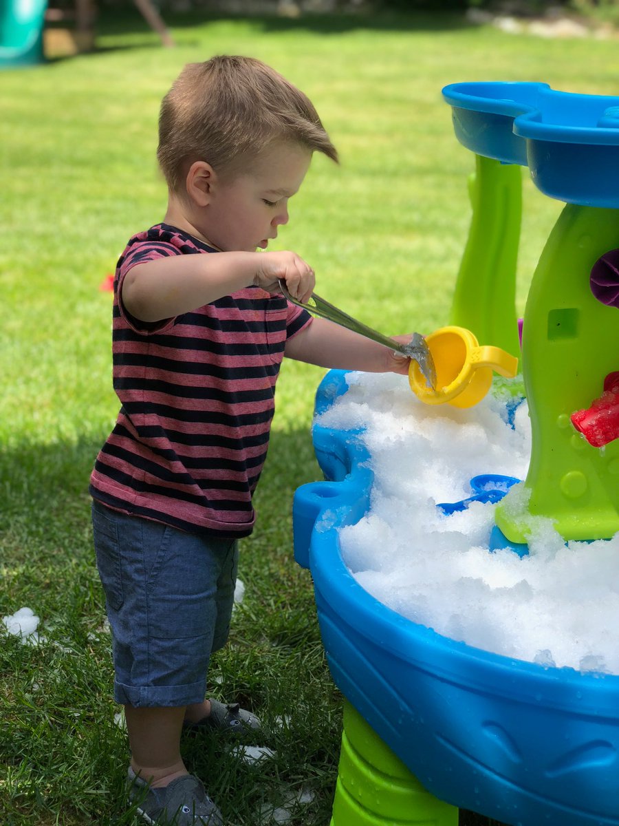 RunGotta's tweet image. When a crazy person drives by an ice skating rink. #SnowInJune