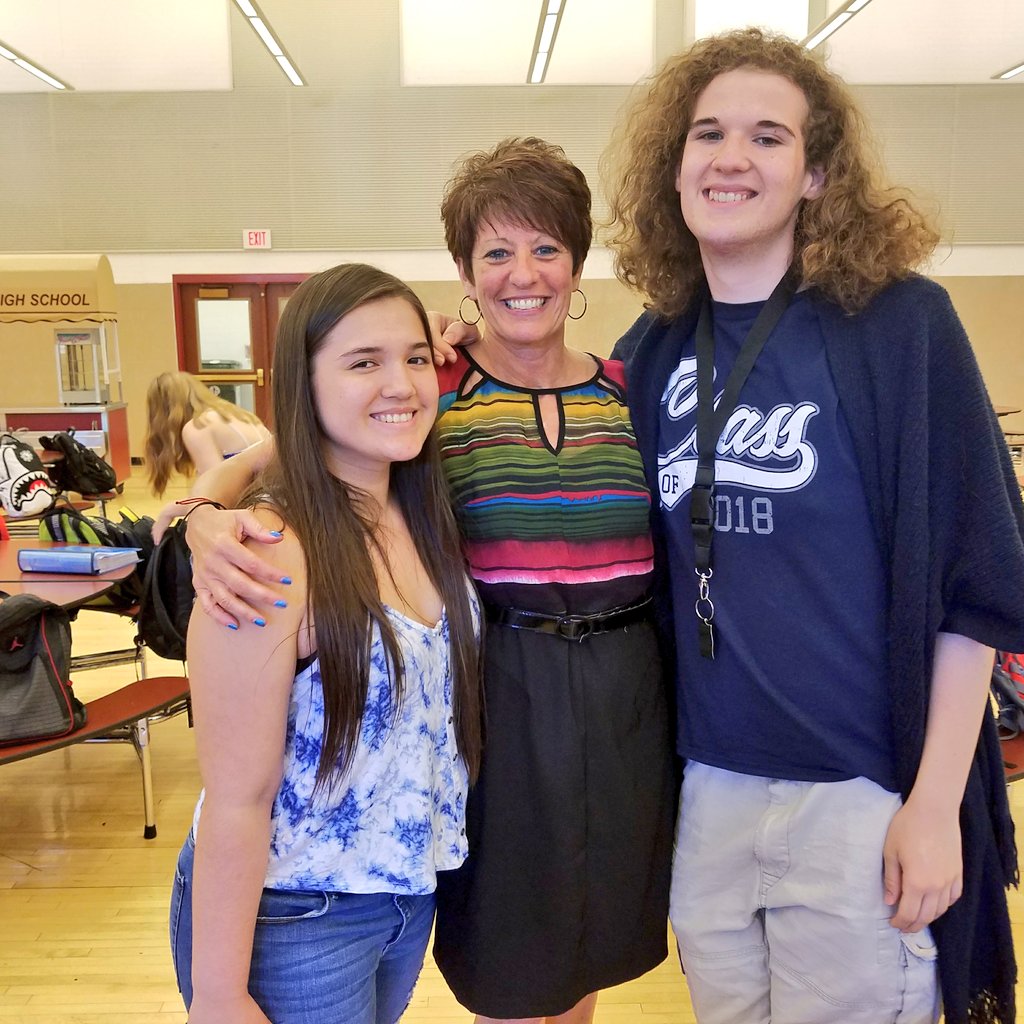 vlietschools's tweet image. Hugs and best wishes to the Class of 2018👨‍🎓👩‍🎓 on the #lastdayofclasses at WJSHS. @SuptCaplan @coachfoust @vlietwebster @WJSHSPrincipal