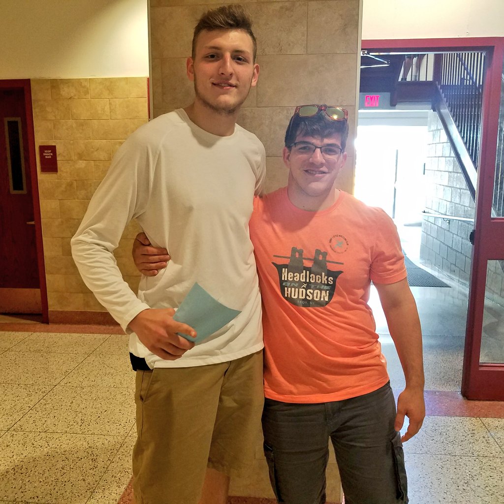 vlietschools's tweet image. Hugs and best wishes to the Class of 2018👨‍🎓👩‍🎓 on the #lastdayofclasses at WJSHS. @SuptCaplan @coachfoust @vlietwebster @WJSHSPrincipal