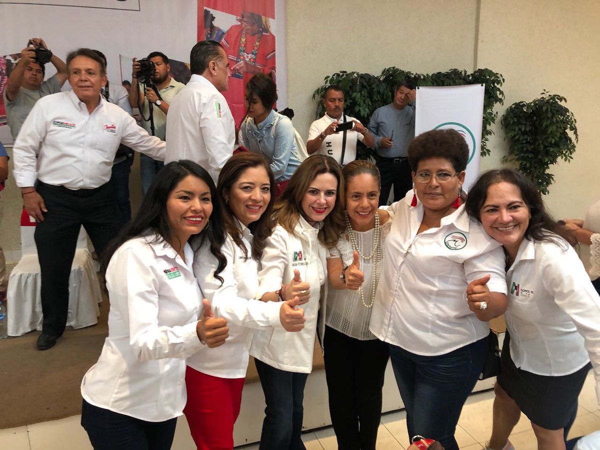LisbethLecona's tweet photo. Porque somos muchas las mujeres que luchamos día a día por ver un México mejor. 🇲🇽

Hoy en #Morelos nos reunimos para alzar la voz en favor de las mujeres en la política. 

@RosalinaTrabaja 
@Jorge_Meade 
@HildaFloresE 
@ONMPRINacional
@ONMPRIMor https://t.co/bO8MnNpsFb