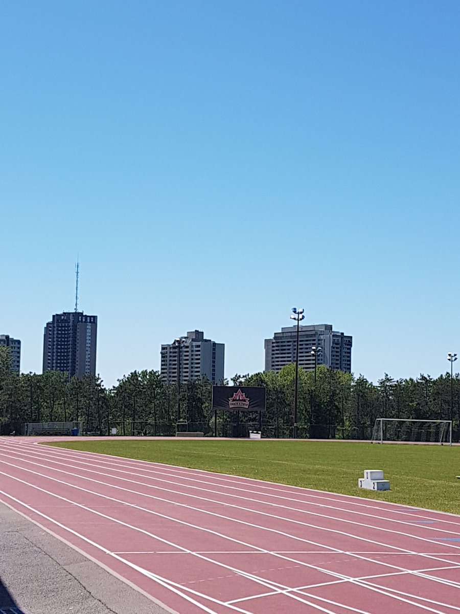 Melissap40's tweet photo. Belle journée pour l'athlétisme! Bravo à tous les participants!  @lucille_plante @ecolecatholique https://t.co/HUw80emSmV