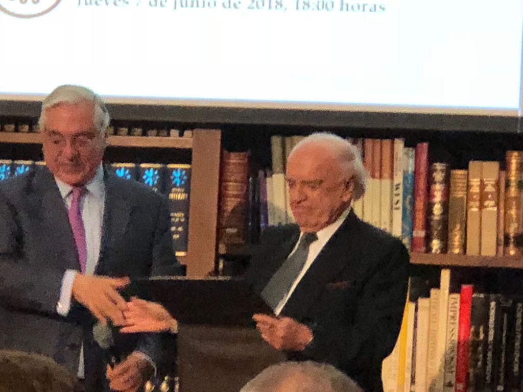BilbatuaD's tweet photo. New Art Digital Felícita a nuestro presidente Demetrio Bilbatúa @BilbatuaD por el merecido homenaje de la Fundación Miguel Alemán con la participación de Fundación Carlos Slim.  Por su exitosa trayectoria de más de 60 año de Cine Documental. https://t.co/IZ2C9CQvuL