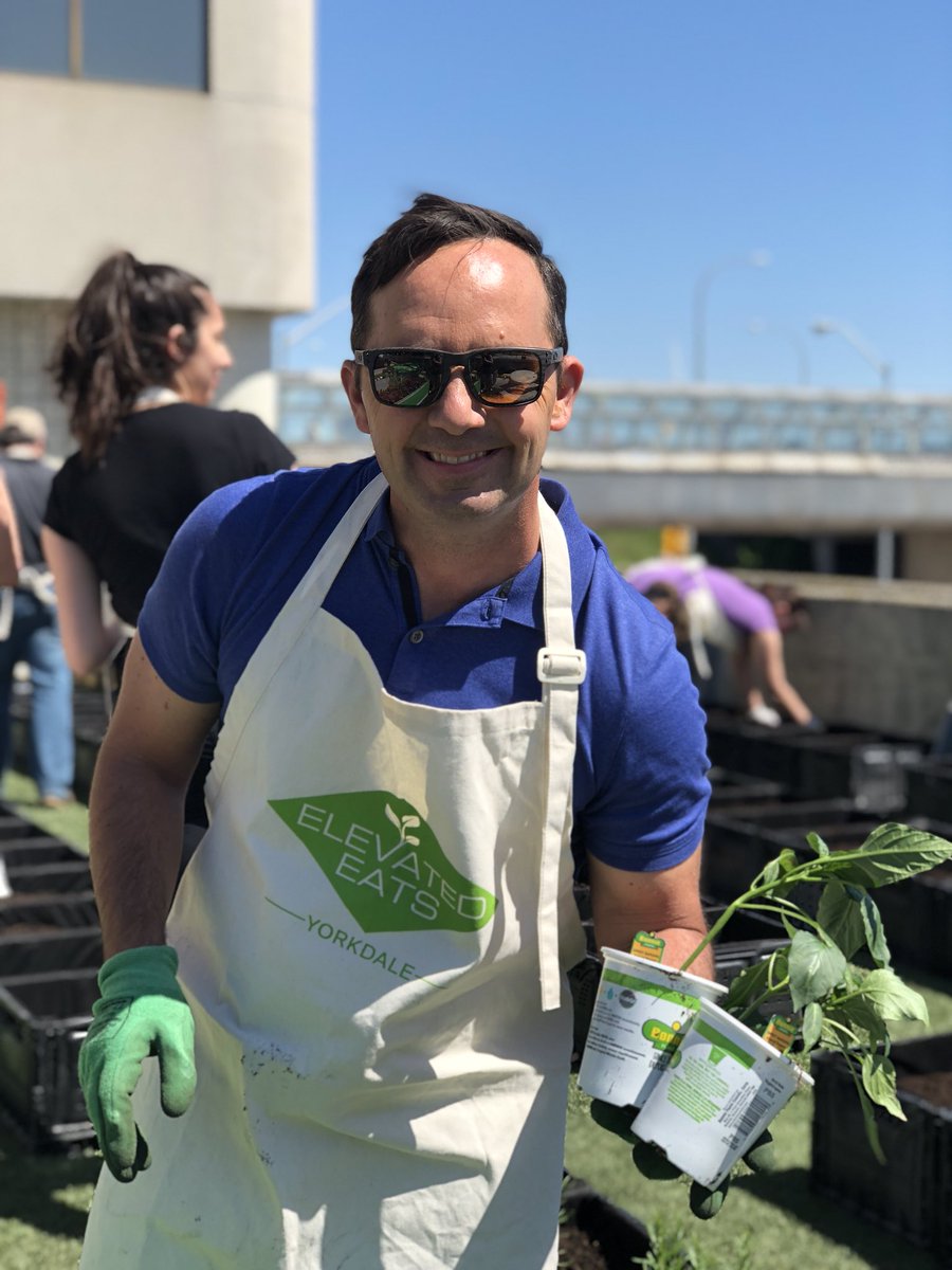 WeldonAmanda's tweet photo. Had a blast hanging out at Yorkdale - Elevated Eats with @FrankFerragine and an army of veggie planters today! The growth from these little guys will go towards local food banks! #ElevatedEats #YorkdaleMall https://t.co/rd8aLQsIXp