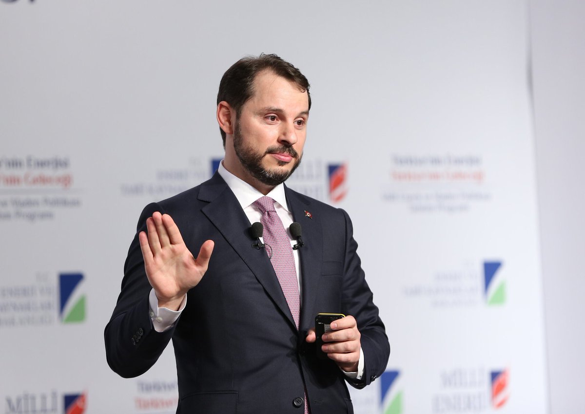 RedHackSokak's tweet image. #RedHack bu şahsın maillerini patlattığında ne kadar aptal olduğunu biliyordu ama ‘namahrem’ olduğu için paylaşmamıştı. 
Bugün tüm ülkeye ve dünyaya IQ seviyesini tam anlamıyla göstermiş oldu. Hem de “Devlet Bakanı” olarak..
Bunlar ülke yönetiyor
Gerisini siz düşünün..