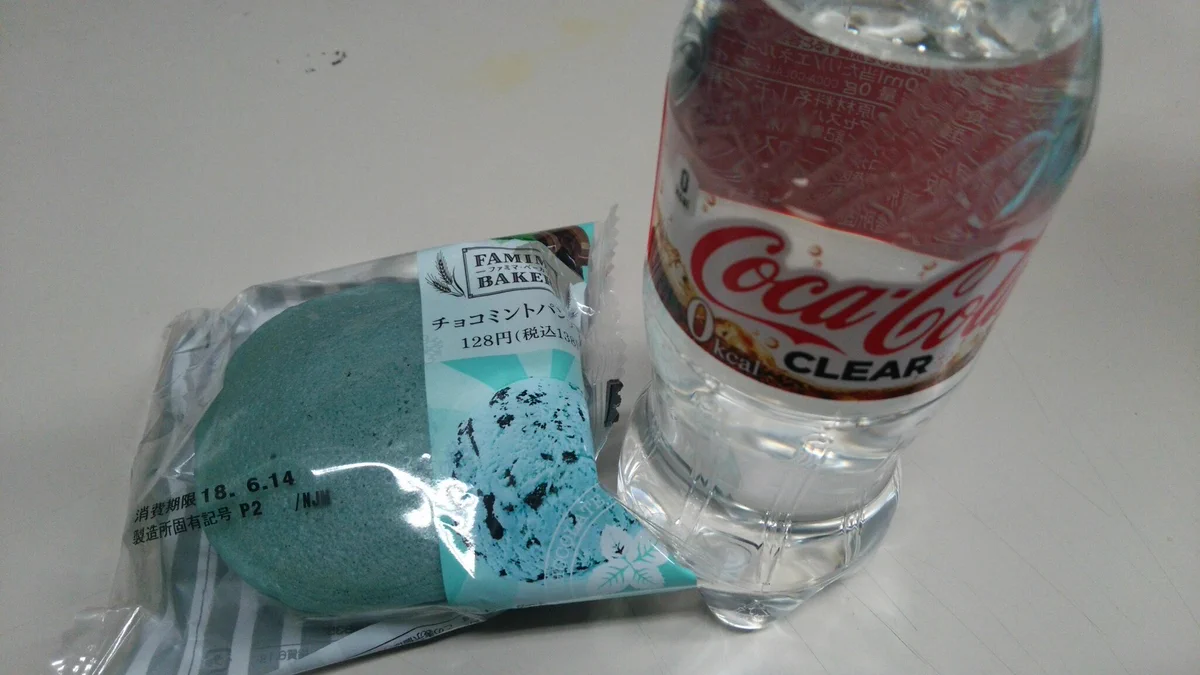 現代のディストピア飯ｗコカ･コーラクリアとチョコミントパンケーキの組み合わせｗｗ