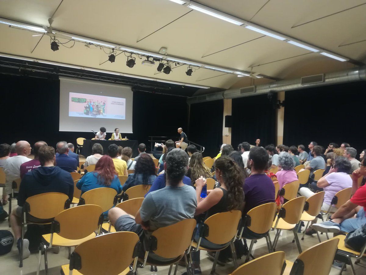 FoodCoopBCN's tweet photo. Ja hem vist #Foodcoop i ara @graciaonvas i @FoodCoopBCN fem una presentació d'ambdues plataformes https://t.co/z3cZ9HpBkQ