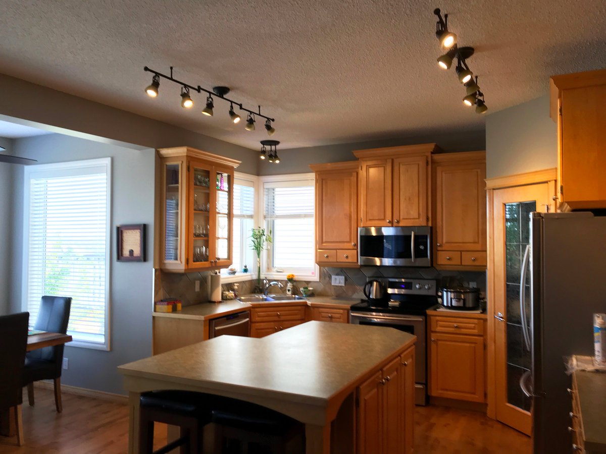 ExquisiteElec's tweet photo. We installed new track lighting in this beautiful Okotoks home as well as a powerful new ultra-quiet bath fan. #GentlemenElectric #styleupdate https://t.co/9PEdg7NSyH