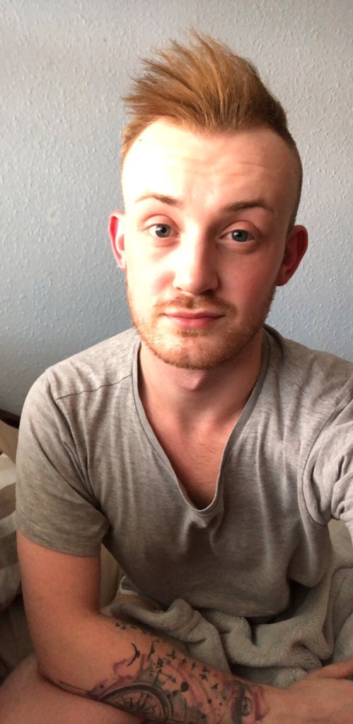 Dangriffiths18's tweet photo. Hayfever has stopped me wearing make up for like 3 weeks because of the horrendous eye itch and sneezing. Buttttt Iβm starting to feel a little more confident without it again π yayme! ππ(wearing underwear, honestly!) #beyourselfbehappy https://t.co/VyyIvUzW9G