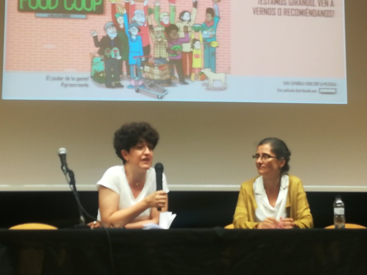FoodCoopBCN's tweet photo. La Carmen de FoodCoopBCN explica com funciona aquest grup impulsor i les comissions que s'han creat per dur a terme el projecte #Foodcoop https://t.co/NEkBaV0YIE
