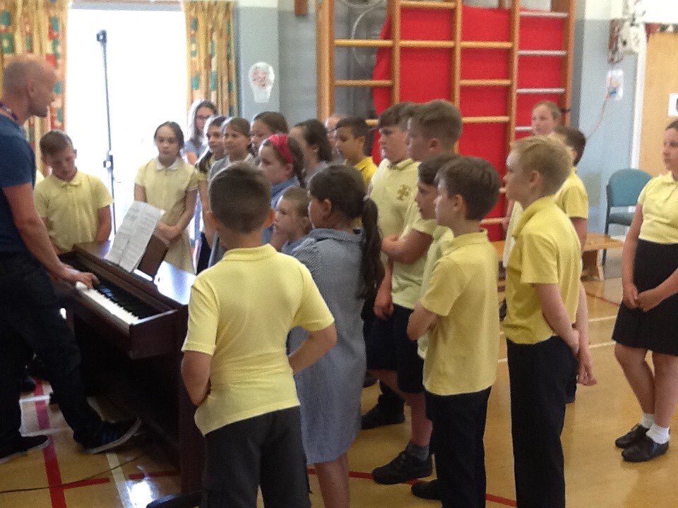 YsgolyLlan's tweet photo. Years 4 and 5 had a fantastic afternoon with @cansingcymru 👍They spent the afternoon learning about a variety of performance techniques including pitch and tone of voice, characterisation, props and use of the body. A big thank you to @cansingcymru 👏#lookingforwardtonexttime https://t.co/FRwxxJfcqW