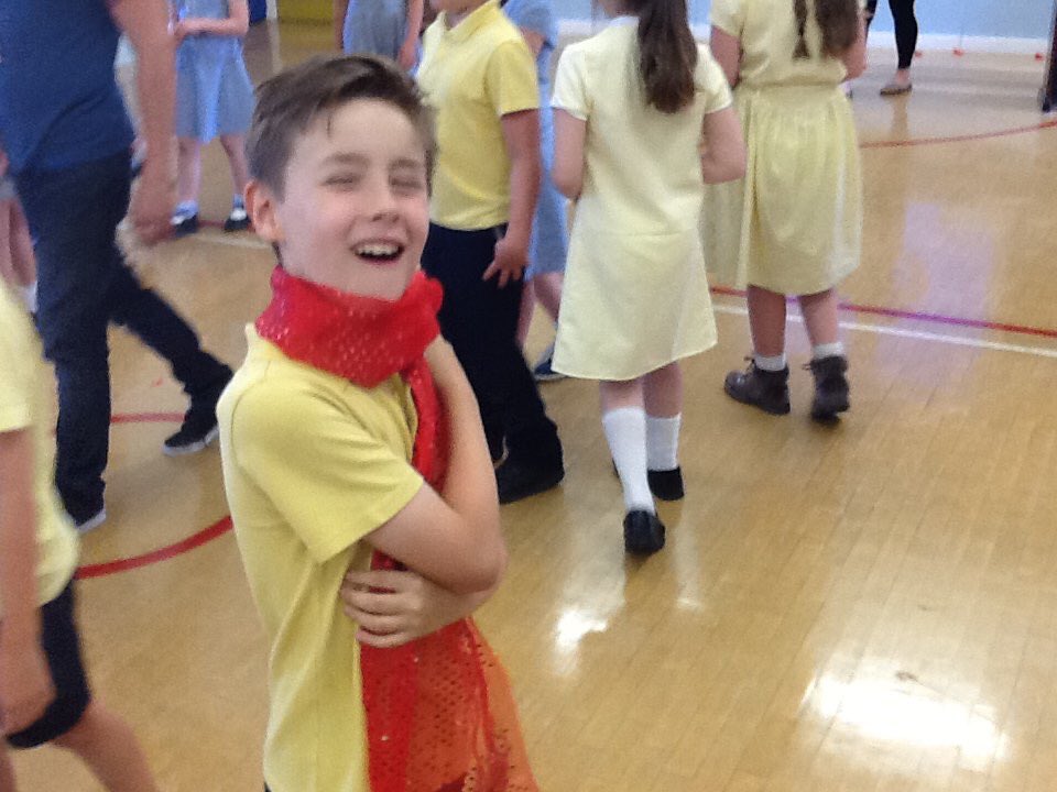 YsgolyLlan's tweet photo. Years 4 and 5 had a fantastic afternoon with @cansingcymru 👍They spent the afternoon learning about a variety of performance techniques including pitch and tone of voice, characterisation, props and use of the body. A big thank you to @cansingcymru 👏#lookingforwardtonexttime https://t.co/FRwxxJfcqW