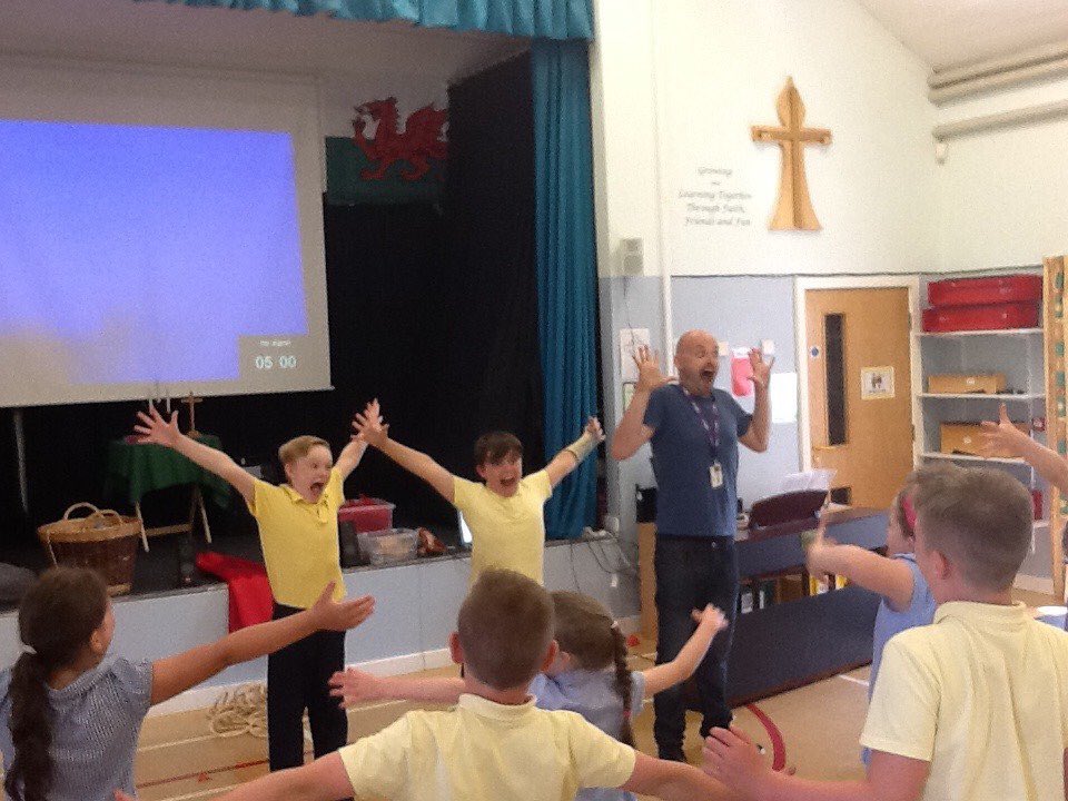 YsgolyLlan's tweet photo. Years 4 and 5 had a fantastic afternoon with @cansingcymru 👍They spent the afternoon learning about a variety of performance techniques including pitch and tone of voice, characterisation, props and use of the body. A big thank you to @cansingcymru 👏#lookingforwardtonexttime https://t.co/FRwxxJfcqW