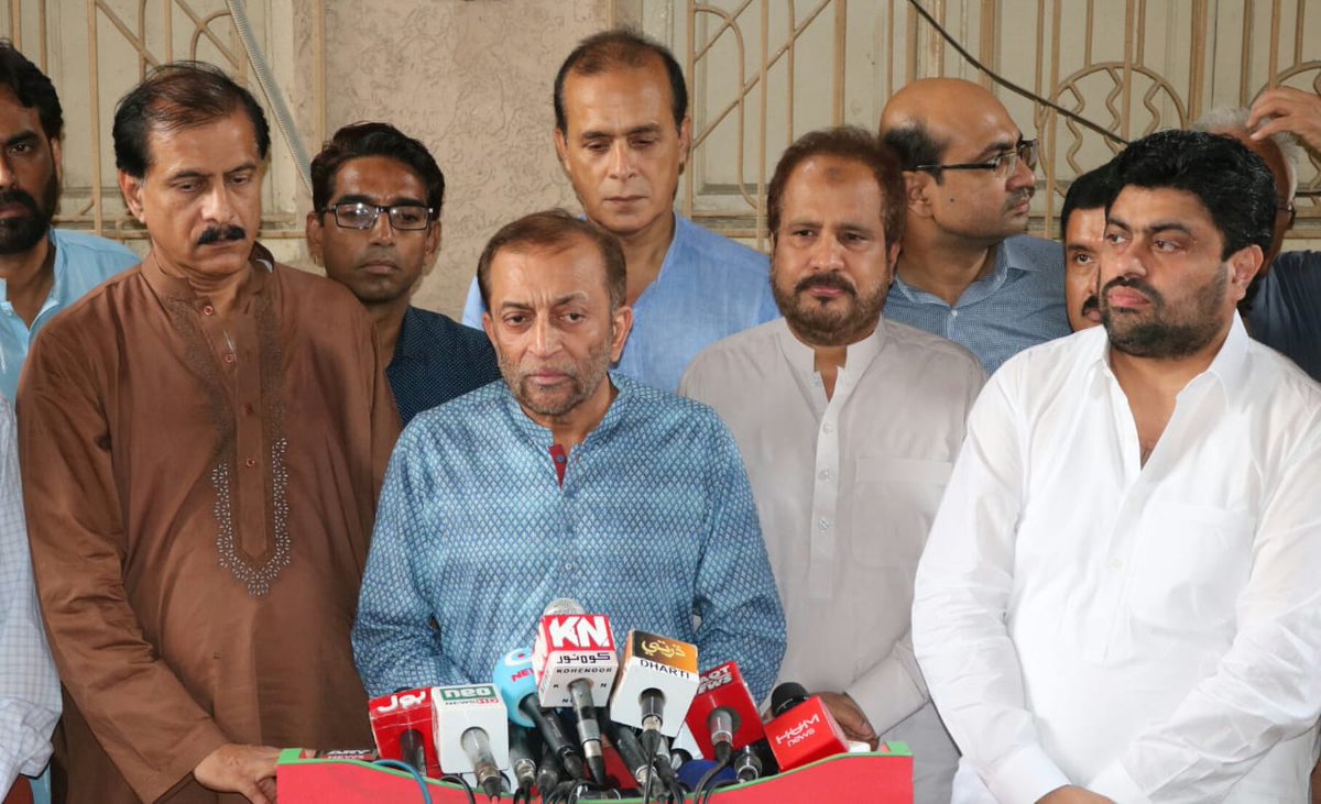 samynashykh's tweet photo. جس رہنما نے شہدا کے جنازوں کو کاندھا دیا.. انکی فیملیز کو سہارا دیا نگہبانی کی..جو مظلوموں کے لئے ظالموں کے آگے سیسہ پلائ دیوار بنے..آج چند سازشی عناصر لوگ بڑی مکاری کےساتھ اپنا کام دکھا گئے لیکن ٹھنڈا کر کے کھائیں ورنہ منہ جل جائے گا
#WeStandWithDFS https://t.co/Mh7UIugmGI